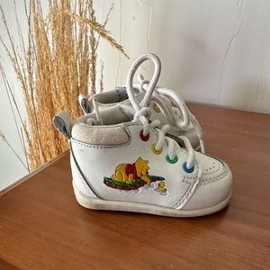 Vintage 90’s Winne the Pooh baby shoes